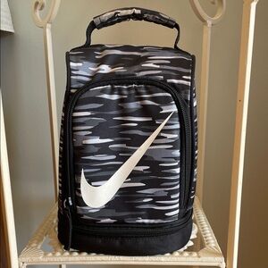 Nike Soft Lunch Tote Bag. (2) Zip Compartments. Black/Gray Camo EUC